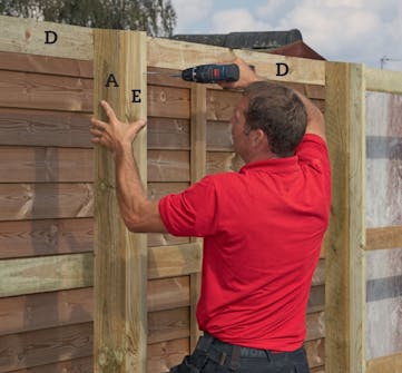 Støjhegn: Sæt lægter (E) fast midt på forsiden af stolperne (A) med 5 x 100 mm skruer. Støjhegn: Sæt lægter (E) fast midt på forsiden af stolperne (A) med 5 x 100 mm skruer.